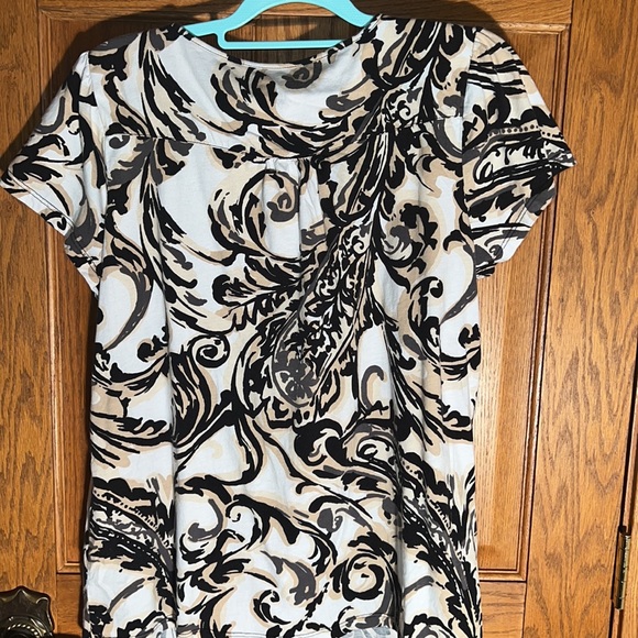 Smocking at U neck - Picture 2 of 4